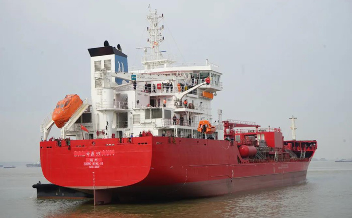 江都经济开发区动态-金陵船厂承载9900吨货物试航成功